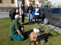 Odborník představuje studentům speciální techniku