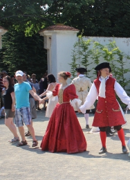 Nahlédněte s námi do časů alonžových paruk, hedvábných punčoch, brokátů a krajek. Festival Hortus Magicus se blíží